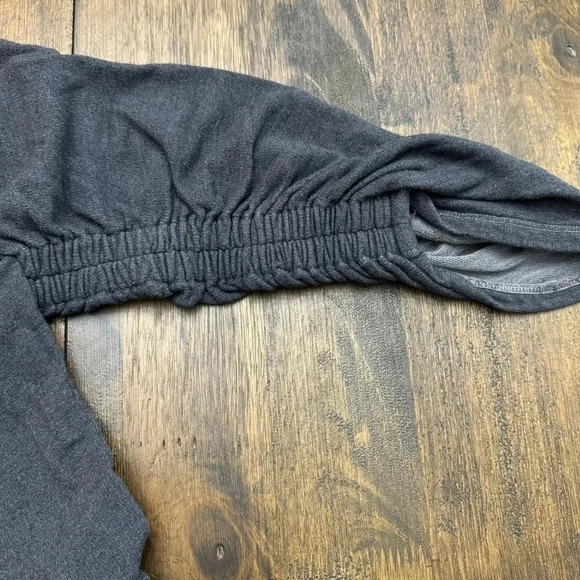 Anthropologie Sundry size 0 (XS) boxy gray sweater with embroidered hearts. EUC. - Picture 9 of 9